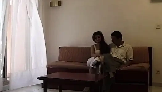 Ateşli orta yaşlı seksi kadın zonklayan yarağı yiyor ve dölleniyor