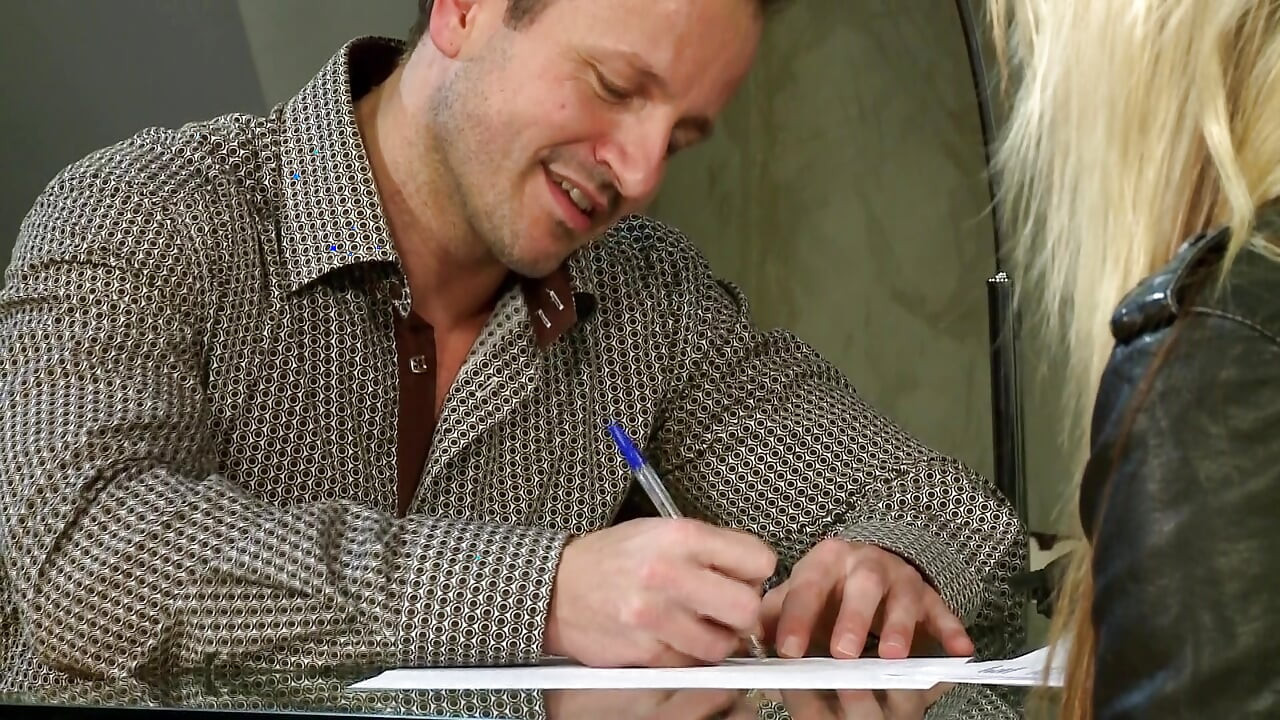 สาวร่านผมบลอนด์ที่น่าทึ่งเย็ดอย่างกะหรี่