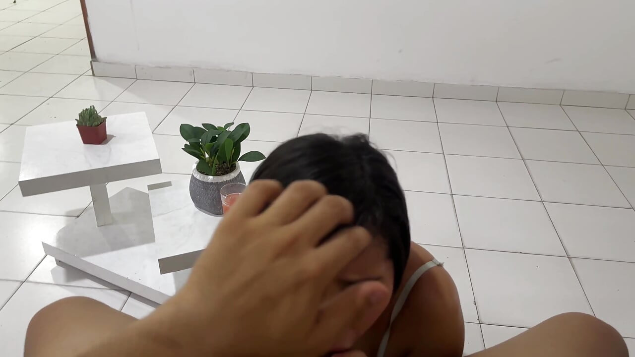 Dzwonię do nowego sąsiada, żeby powitać go bogatym i mocnym seksem, aż wyciągnę z niego całe soczyste mleko.