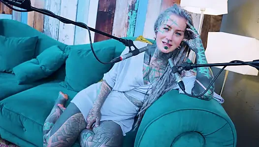 Aku berbicara tentang G - Grattitude- ASMR podcast SFW berbicara dengan gadis kurus gothic model tato rambut gimbal