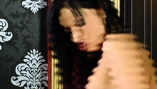 Cewek hot rambut cokelat lagi asik ngentot kontol besar sampai mengendarai kontol besar