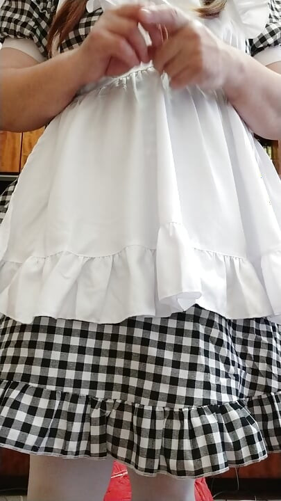 Une soubrette tapette pose et jouit