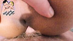 Close-up staande doggy neukpartij van lul in het poesje met creampie-einde