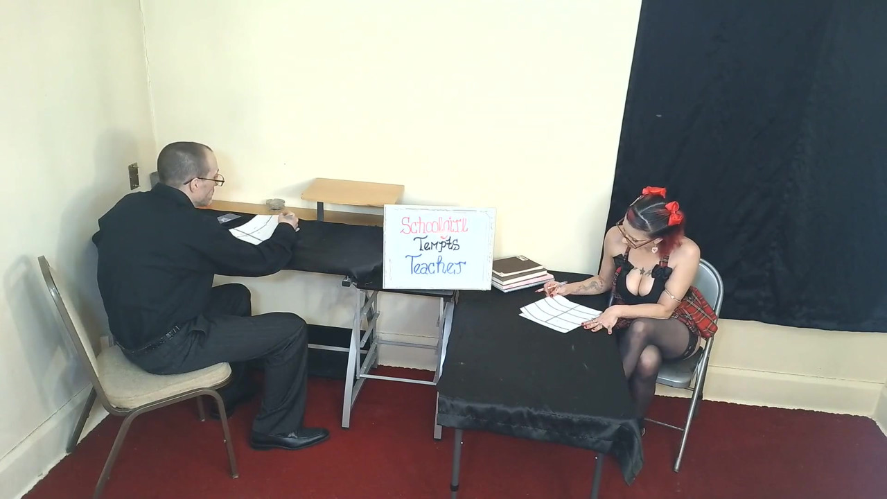 生徒の女の子が教師を誘惑する