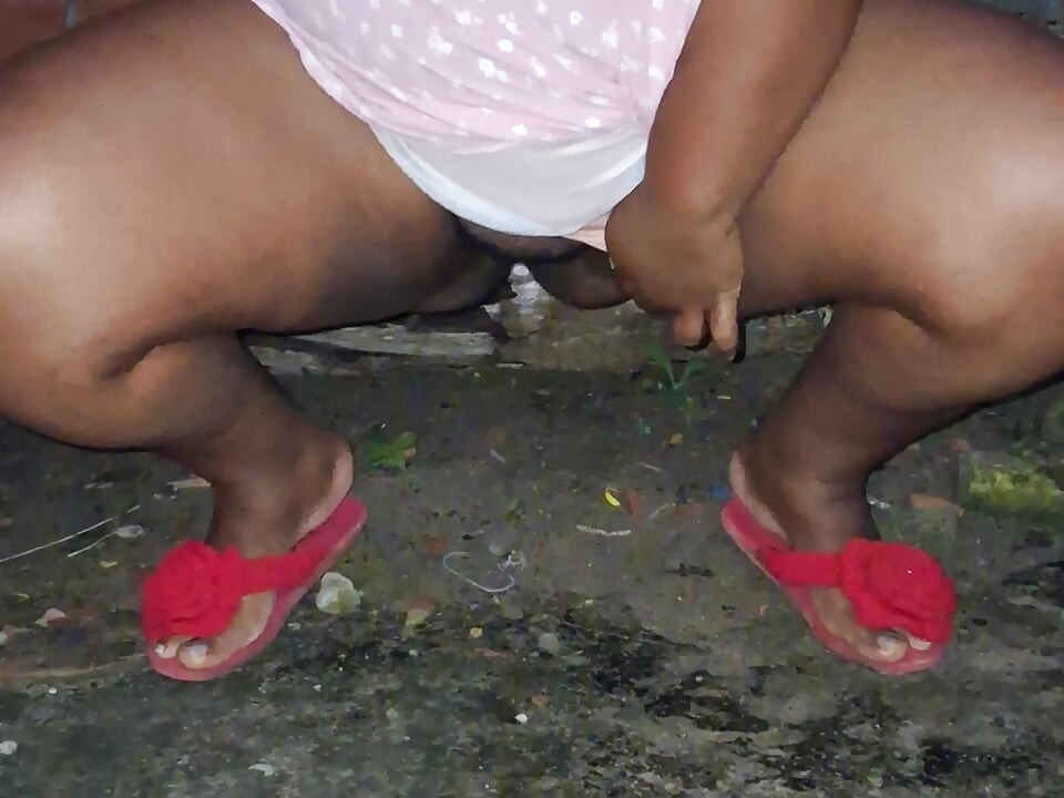 BBW STEPMOM PISSED IN PUBLIC SHOWING HER HUGE PUSSY TO EVERYONE
