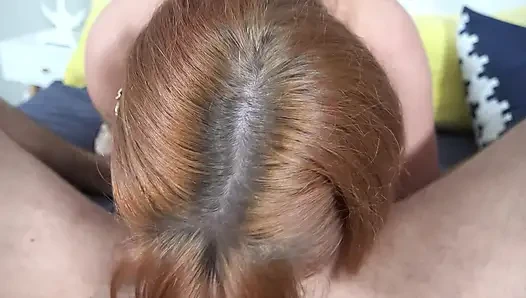 Siri dahl si cewek hot rambut merah lagi asik nyepong kontol dan telan sperma hangatnya