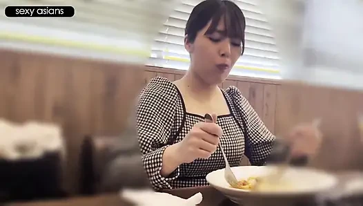 Cewek cantik dengan piala d pucat kewalahan oleh chemistry, reaksi intens berujung dengan momen creampie yang penuh gairah