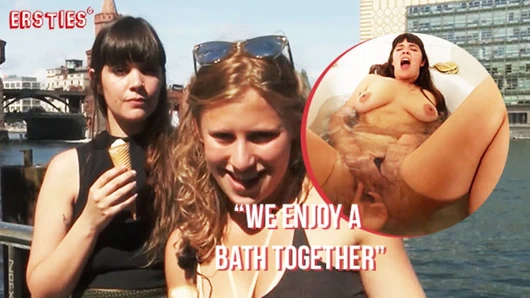 Ersties - lesbian seksi lagi asik bersenang-senang di kamar mandi