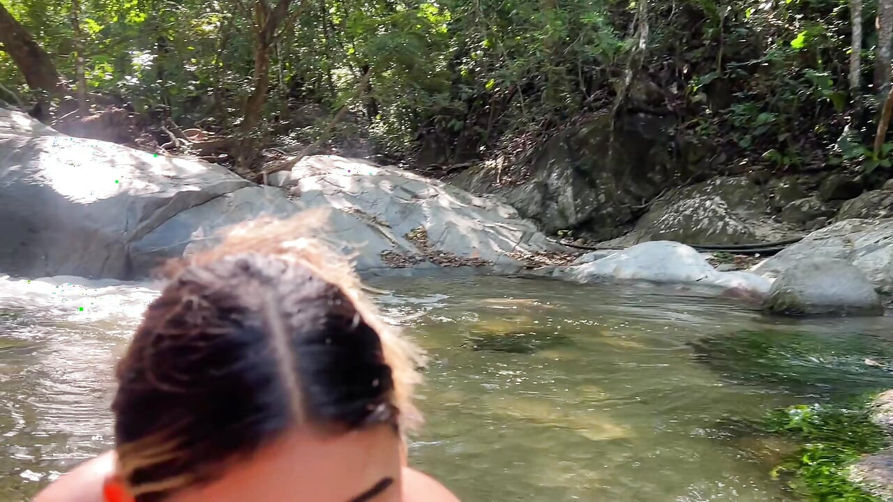 Meio-irmã cavalga meu pau em um rio na selva colombiana