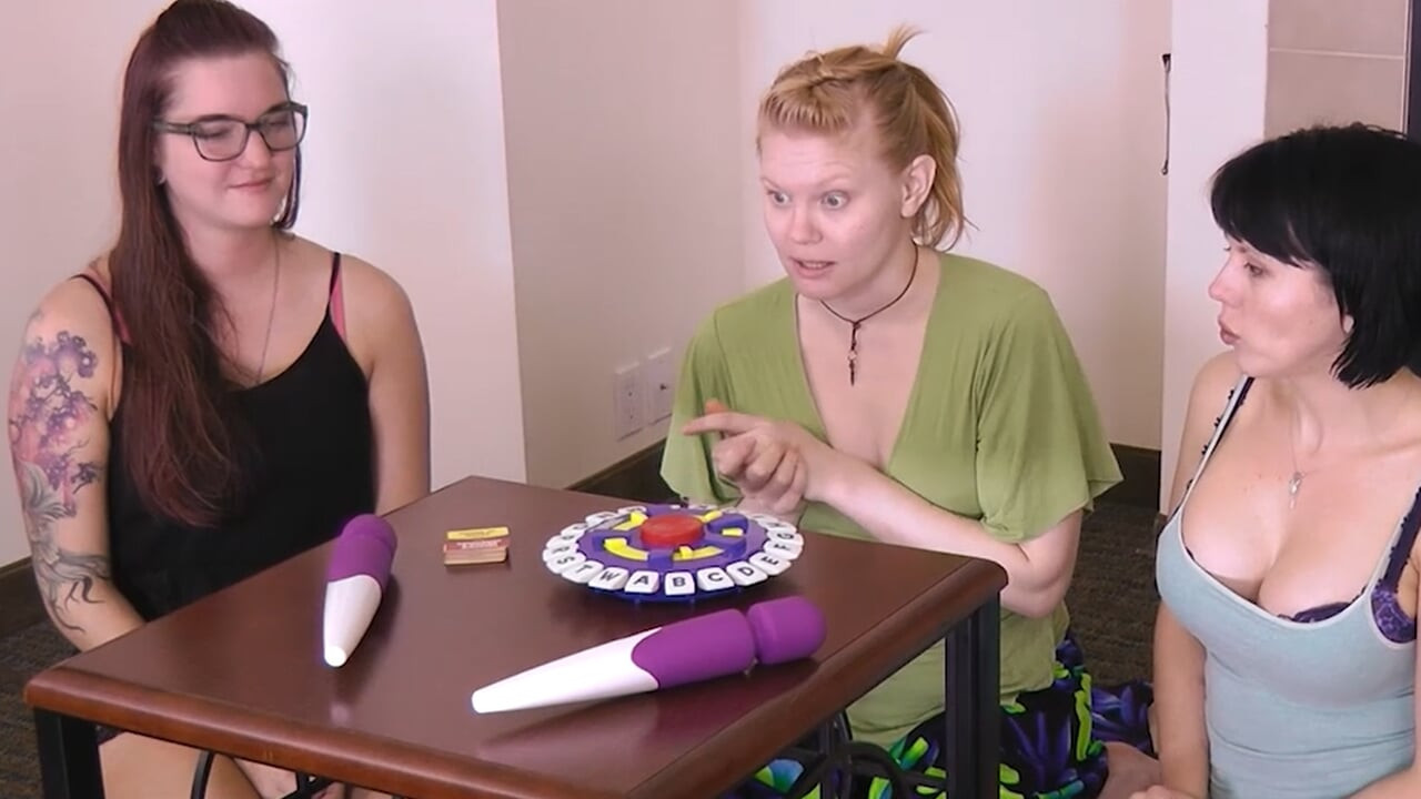 Ona ostaje primamljiva meta u ovoj divljoj Strip Torange igri