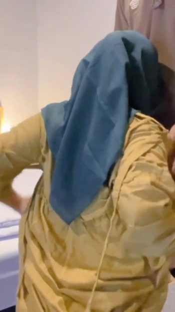 एसटीडब्ल्यू बाइनर हिजाब युवा पुरुषों को तब तक चोदना पसंद करता है जब तक कि वे चरमसुख नहीं लेते | क्लिप 1