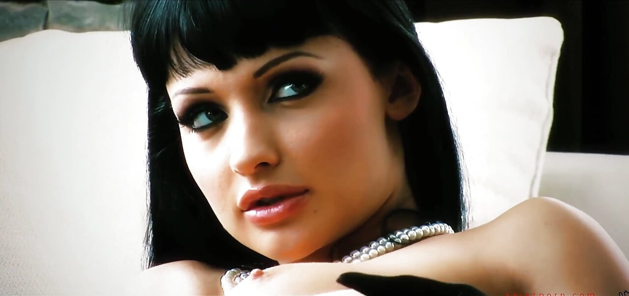 Aletta Ocean ใส่ถุงมือขณะที่เขาน้ําแตกบนพวกเขาหลังจากเย็ดลึก