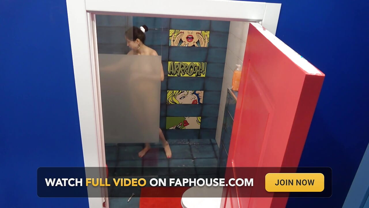 Echte rondborstige milf onder de douche
