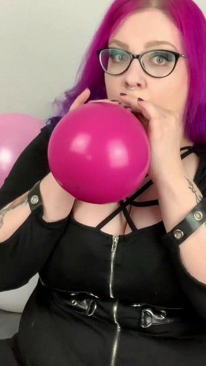 Felejthetetlen pillanat a "Balloon : Blow to Pop with German Goth Abby Strange - Looner" című filmből