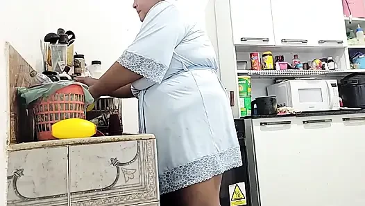 Мачеха, могу я тебя хорошо трахнуть? (Я застукала свою мачеху за сквиртом)