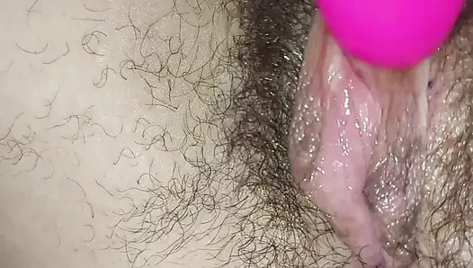 Tante seksi rusia dengan memek berbulu lagi asik masturbasi pakai vibrator - close up