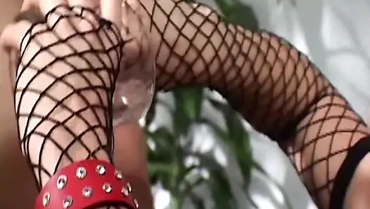 Netzschlampe weit gedehnt im schlampigen anal-gangbang