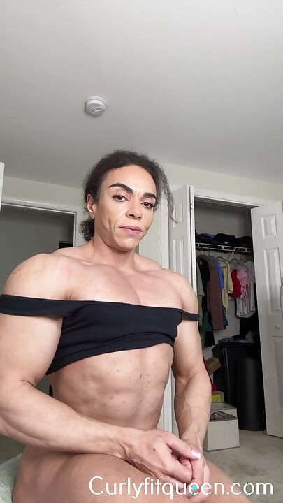 Ai lăsa o mamă sexy cu un corp în formă să-ți călărească fața?