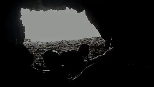 Paar am strand in der höhle aufgenommen