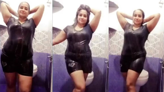 India tetona hermanastra Arya en baño