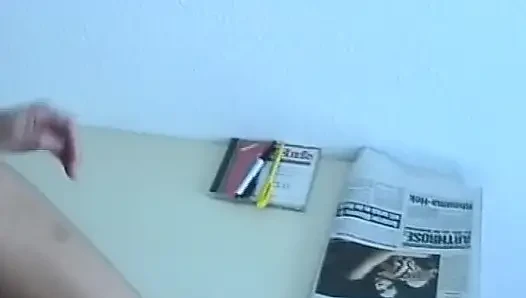 Boneka pirang Jerman seksi menggosok memeknya dalam adegan solo