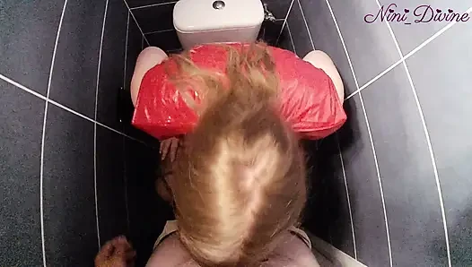 Französisches mädchen mit großem natürlichem hintern wird im Nachtclub-Toilette hart gefickt.