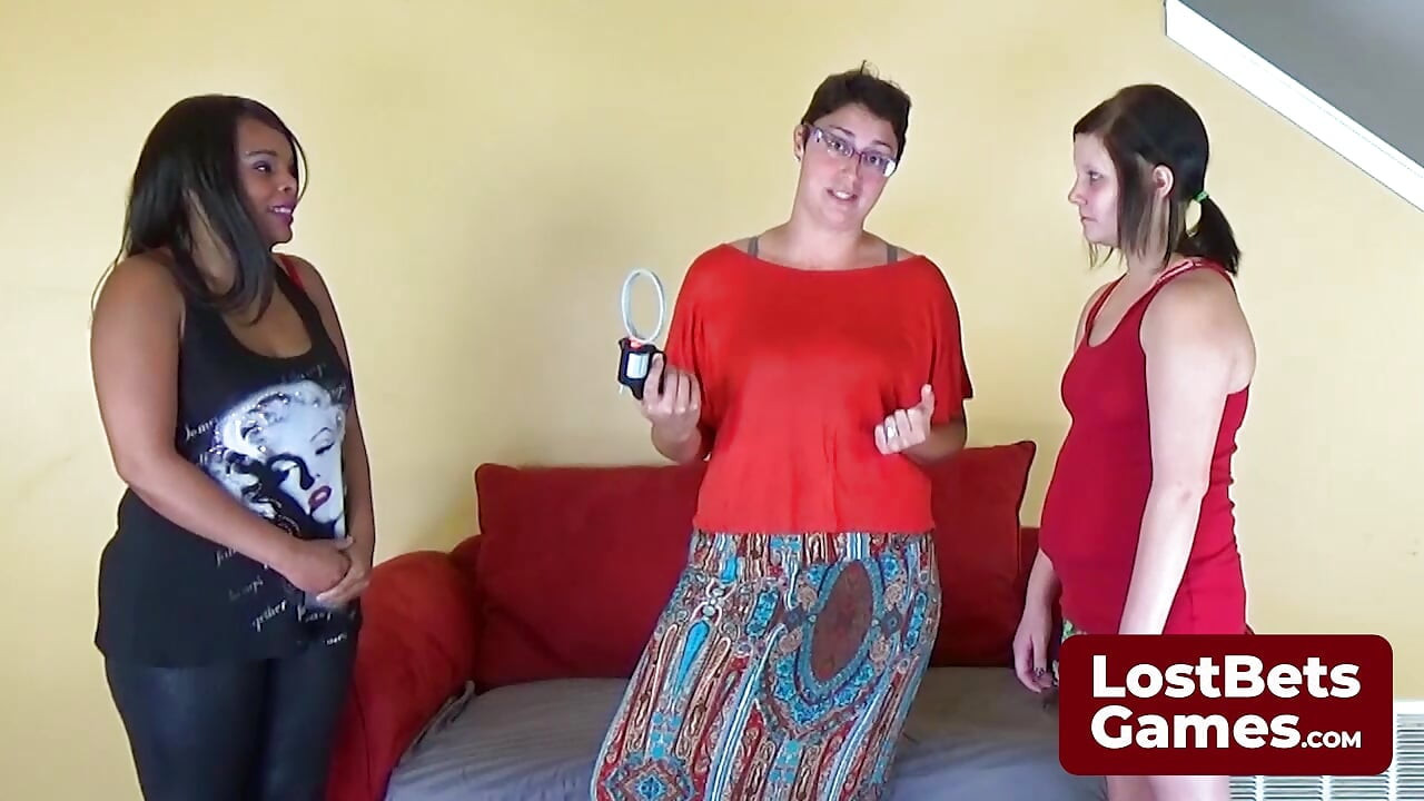 De ultieme Strip Griekse Roulette verliezer spreidt haar benen