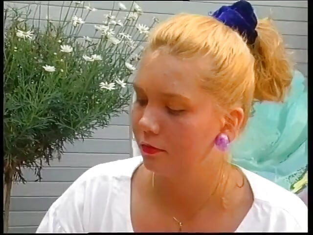 Două curvă lesbiană blondă în acțiune în aer liber