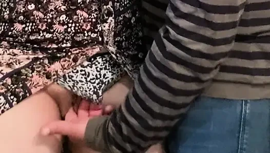Die finger dieses fremden reibten meine muschi unter dem rock