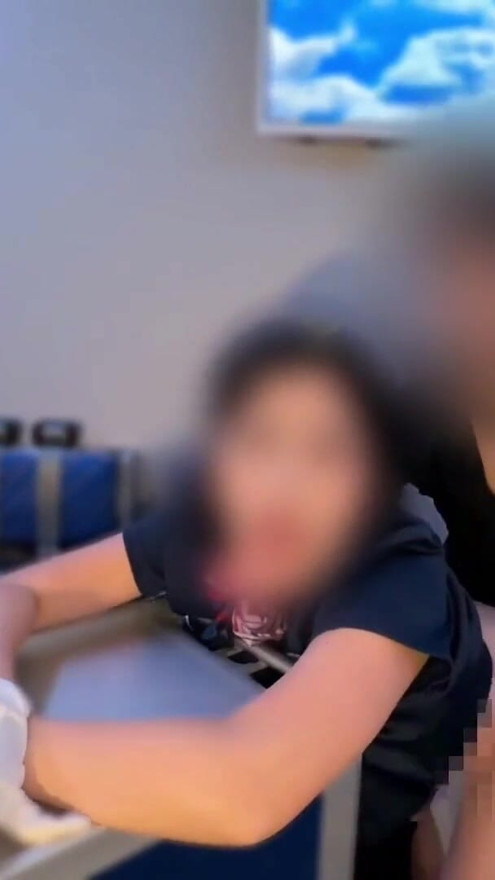 Pramugari yang terlalu seksi. 5 seks berturut-turut! 0 sperma! | Klip 1