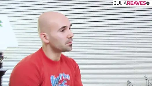 Wajah gadis hot ini dientot habis-habisan di sofa sampai dicrot sperma hangat