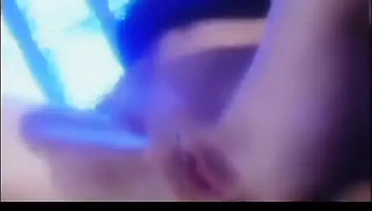 Esmer ve sarışın kızlar boşalmak için değiş tokuş yapıyor