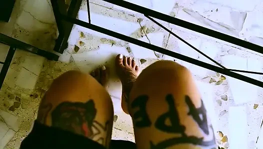 Mein schreibtisch, meine regeln, mein menschlicher hocker