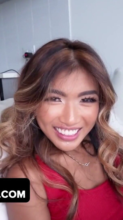 Büyük götlü Filipinli prenses üvey babasına rüşvet veriyor ve para için kalın yarağını ağzına alıyor - dadcrush | Klip 2