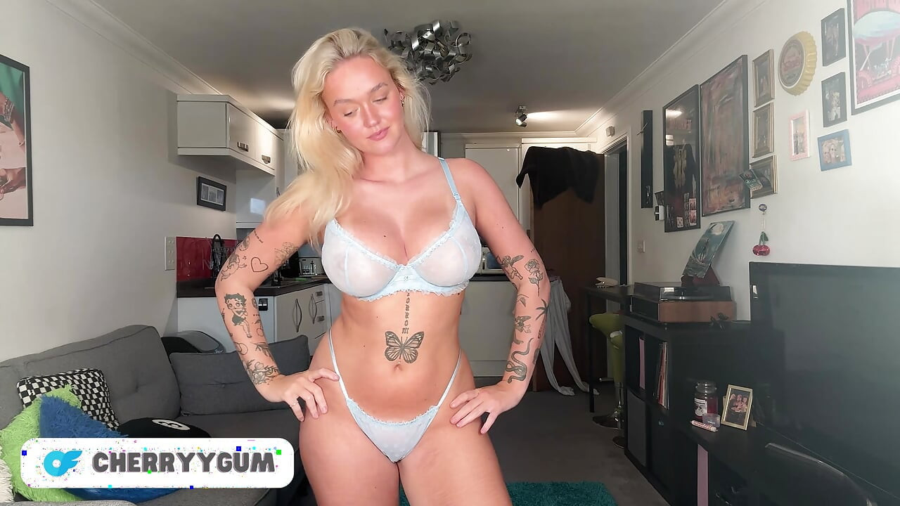 Enorma bröst ser igenom kläder försöker dra med brittisk tonåring