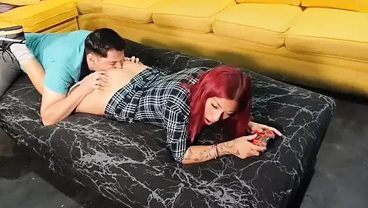 Üvey kız kardeşimin götünü inceldim