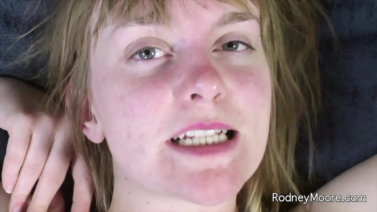 阴毛浓密的天然甜美泰迪雪花玩弄她的阴户