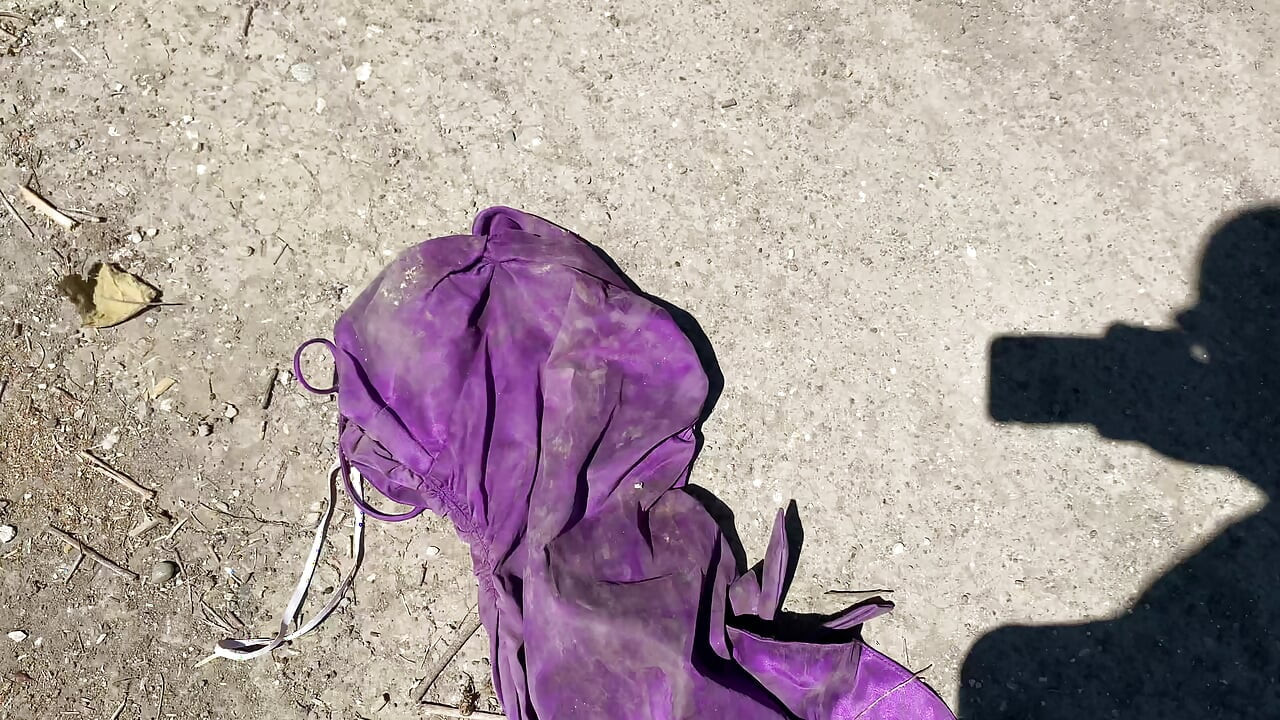 El vestido de graduación de Samantha pateado y golpeado en una ruta de senderismo