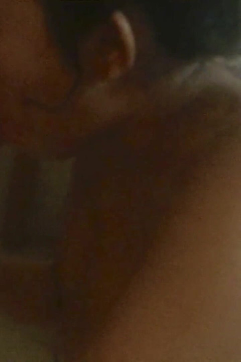 인도네시아인이 무릎 꿇고 자지를 빨고 있다