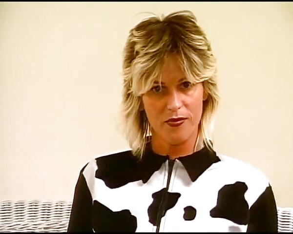 アマチュアのブロンド美女がカメラの前で完璧な体を見せる