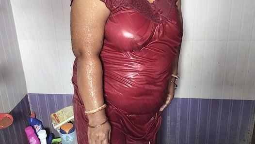 Sexy moeder neemt een douche in Birhroom
