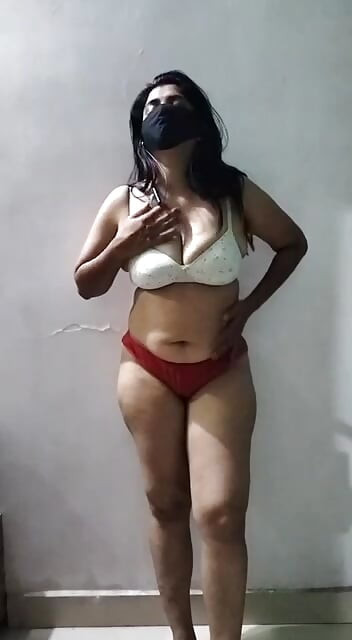 Hot desi bhabhi undressing herself