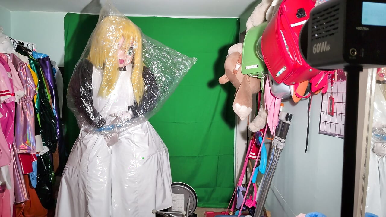 Kigurumi 女仆 用包玩各种呼吸游戏