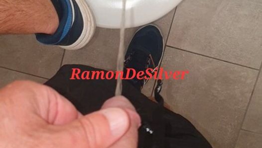 Master Ramon kencing dalam seluar pendek kecergasan hitam panasnya, panas, bahagian 2