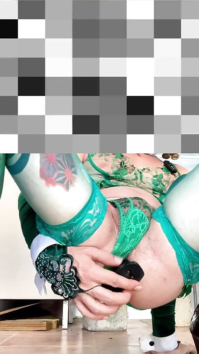 Femboy imut dengan lingerie seksi pamer celana dalam di luar ruangan