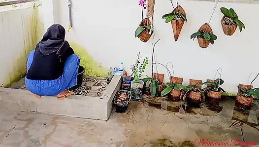 Endonezyalı bir öğretmeni yatılı odada ilk kez sikiyor (dölleme hint hikayesi)