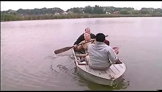 Две возбужденные пары трахаются на лодке в любительском видео посередине озера