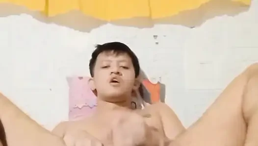 Amatör Asyalı adam götünde dildo kullanıyor ve büyük bir boşalma