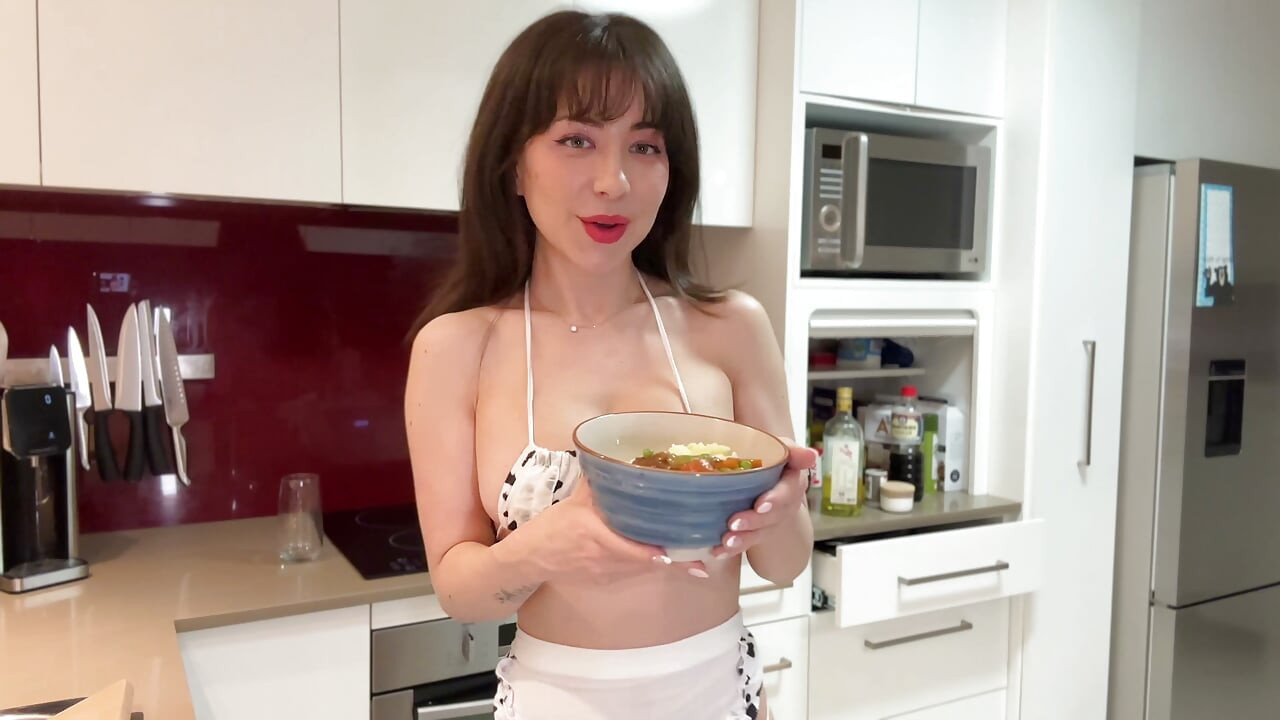Makan malam memasak dengan Luna Semasa Memakai Bikini Kecil