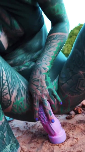 Kint maszturbálok a végbélnyílásom közelében egy dildóval | 3. klip